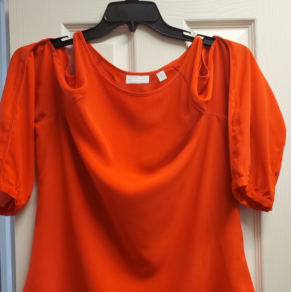 Red Alert! Bold blouse - Picture 2 of 2